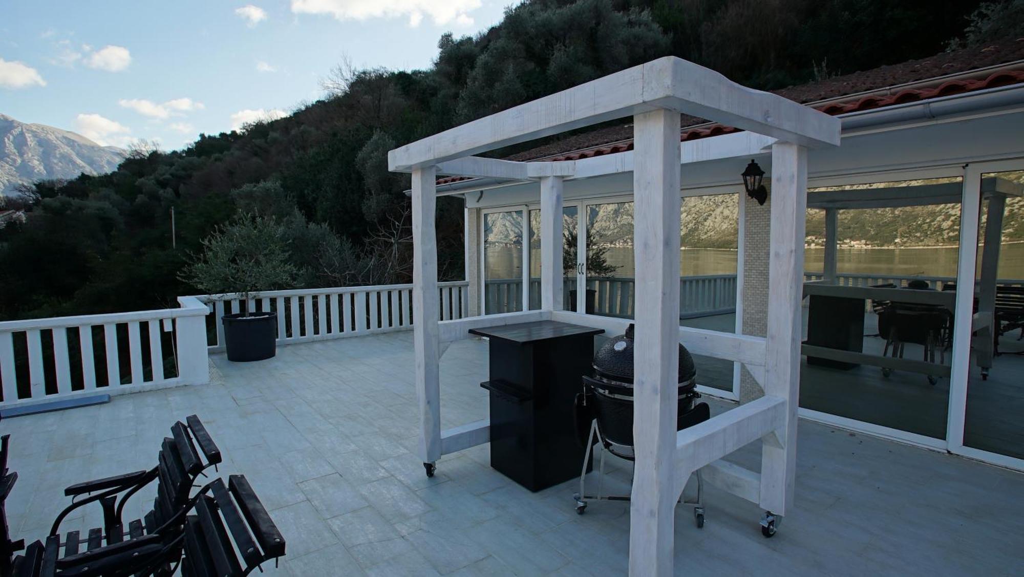Penthouse Stoliv New Spa-Pool Villa Is Located 5M From The Sea, Exclusive Terrace,Private Jetty Wih Sunbeds, Pebble Beach, Secluded Location Total Area 375M2 At Your Disposal Kotor Exteriör bild