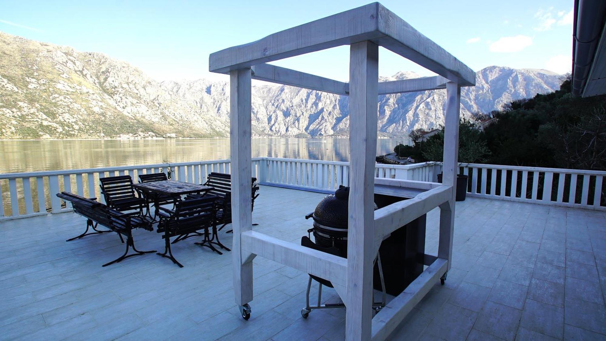 Penthouse Stoliv New Spa-Pool Villa Is Located 5M From The Sea, Exclusive Terrace,Private Jetty Wih Sunbeds, Pebble Beach, Secluded Location Total Area 375M2 At Your Disposal Kotor Exteriör bild